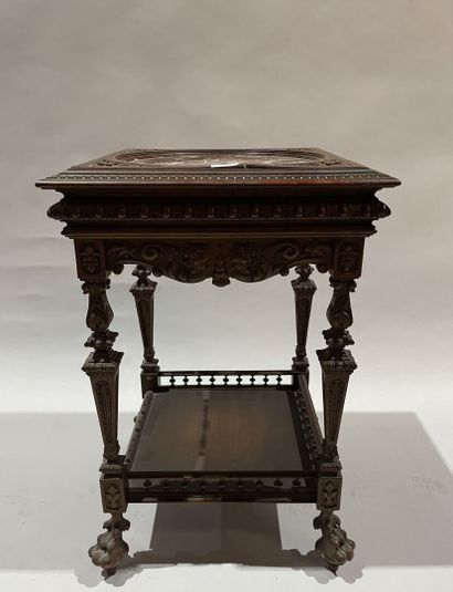 Guéridon en noyer sculpté, dessus de marbre,...