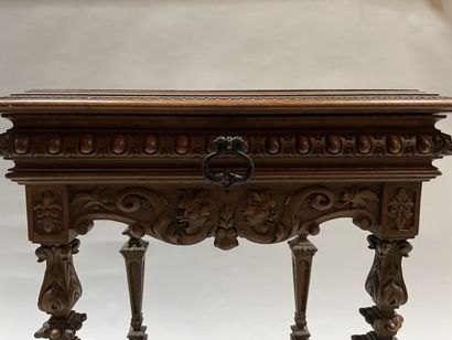 Guéridon en noyer sculpté, dessus de marbre,...