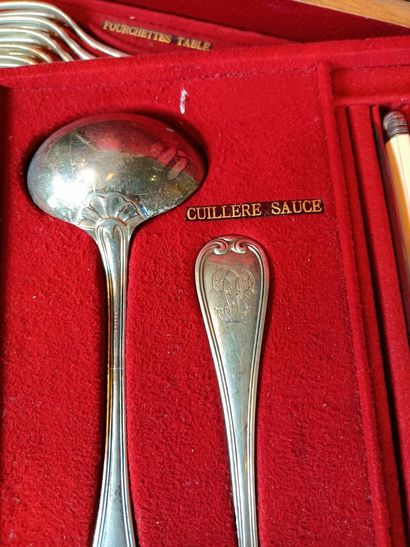 Ménagère en argent, modèle à filet chiffré...