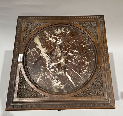 Guéridon en noyer sculpté, dessus de marbre,...