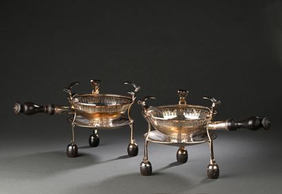 Paire de brasero en argent, la coupe ajourée...