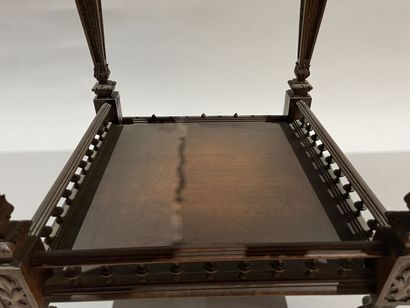 Guéridon en noyer sculpté, dessus de marbre,...