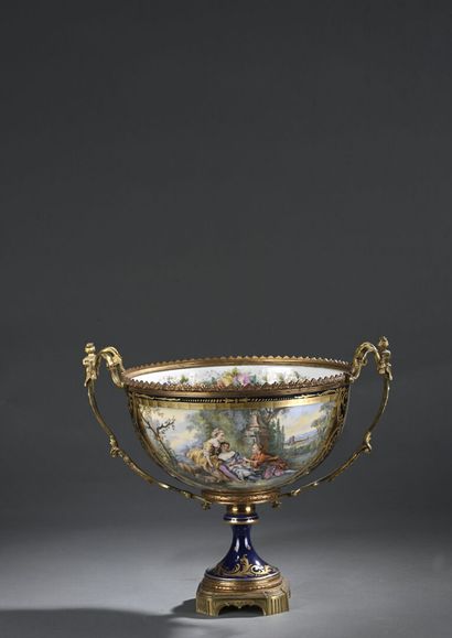 Importante coupe en porcelaine à décor
d'une...