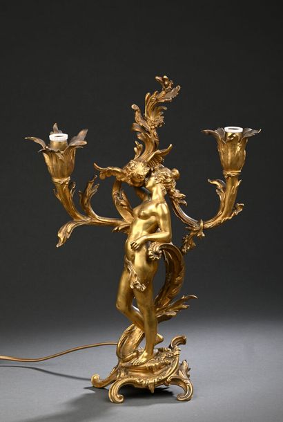 Candélabre à deux lumières à décor de feuillage...