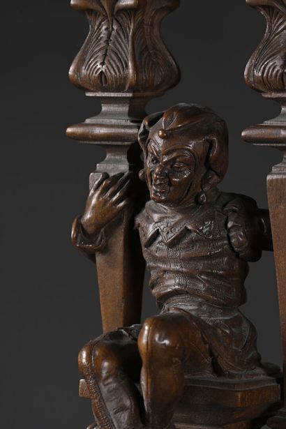 Cabinet en noyer, très richement sculpté...