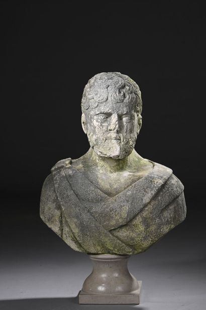 Buste d'homme barbu revêtu d'une toge en
pierre...