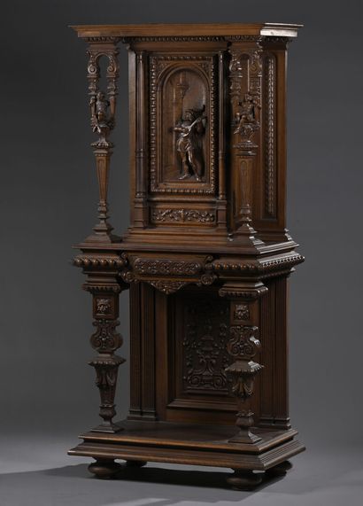 Cabinet en noyer, très richement sculpté...