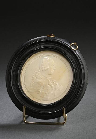 Médaillon rond en ivoire sculpté en léger...