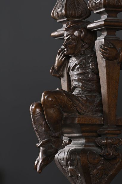 Cabinet en noyer, très richement sculpté...