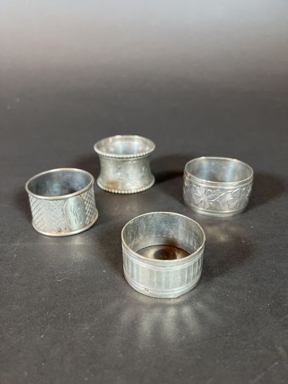 Drageoir en argent à piétement griffe à deux...