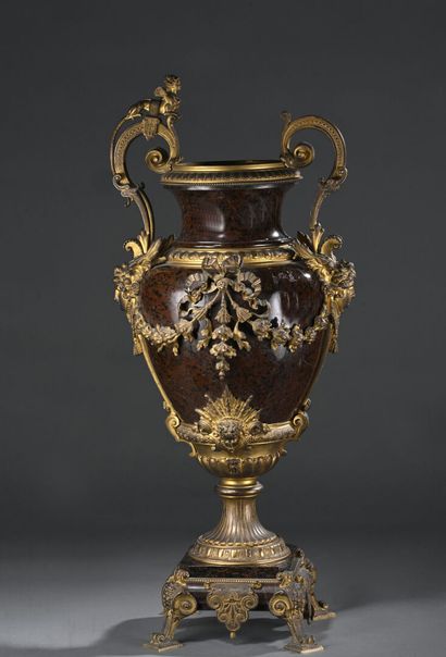 Très important vase balustre en marbre
rouge...
