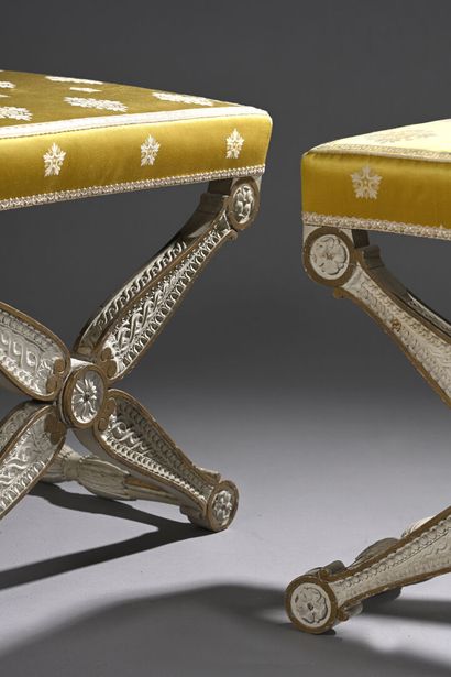Paire de tabourets « ployant » en hêtre mouluré,...