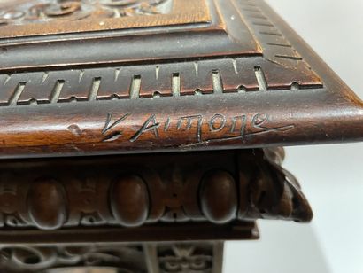 Guéridon en noyer sculpté, dessus de marbre,...