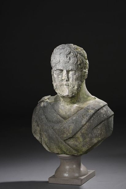 Buste d'homme barbu revêtu d'une toge en
pierre...