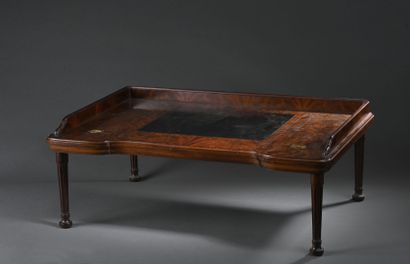 Table dite d'accouchée en acajou flammé,...