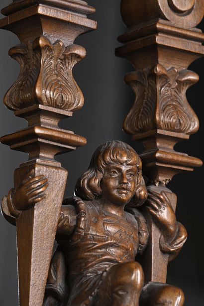 Cabinet en noyer, très richement sculpté...