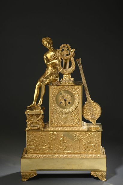 Pendule borne en bronze redoré figurant un...