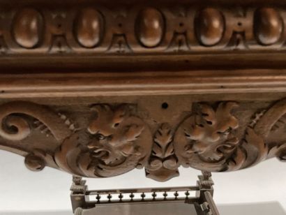 Guéridon en noyer sculpté, dessus de marbre,...