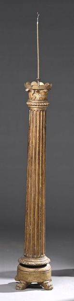 Colonne en bois doré, le fût cannelé à chapiteau...