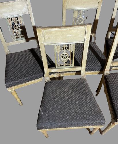 Suite de six chaises en bois relaqué vert...