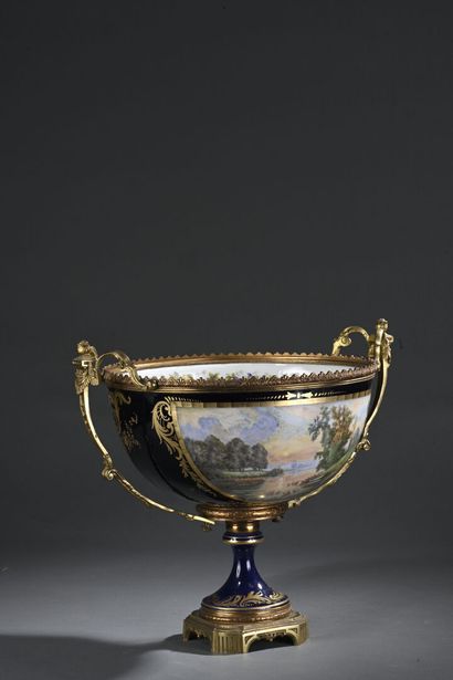 Importante coupe en porcelaine à décor
d'une...