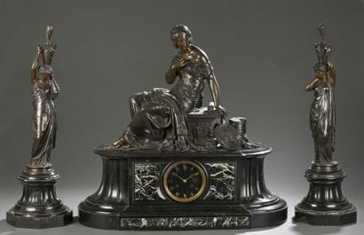 Importante garniture de cheminée composée...