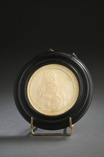 Médaillon rond en ivoire sculpté en léger...