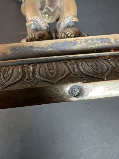 Drageoir en argent à piétement griffe à deux...