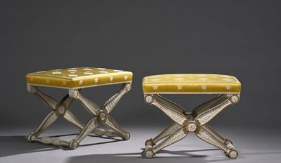 Paire de tabourets « ployant » en hêtre mouluré,...