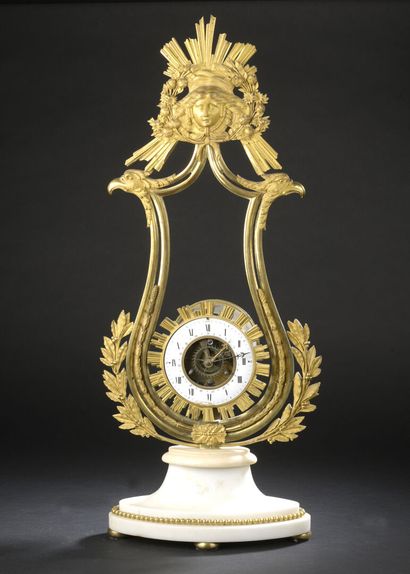 Pendule lyre en bronze doré à décor feuillagé,...
