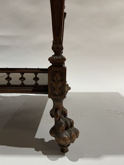 Guéridon en noyer sculpté, dessus de marbre,...