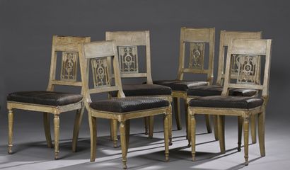 Suite de six chaises en bois relaqué vert...