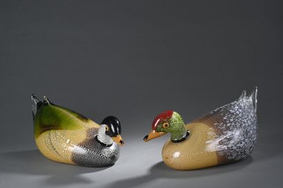 Deux canards en verre de couleurs miellées,...