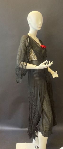 Partie de la garde-robe du soir d'une élégante,...
