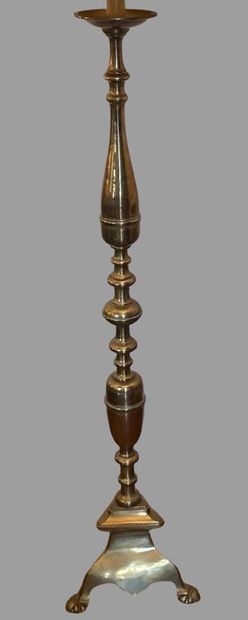 Suite de trois lampadaires en bronze formant...
