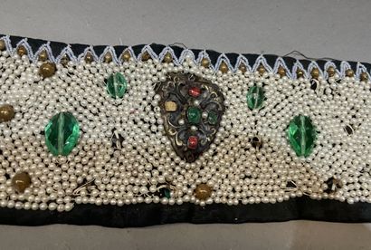 Lot de chapeaux et bijoux fantaisie de scène....