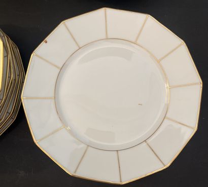 Partie de service de table en porcelaine...