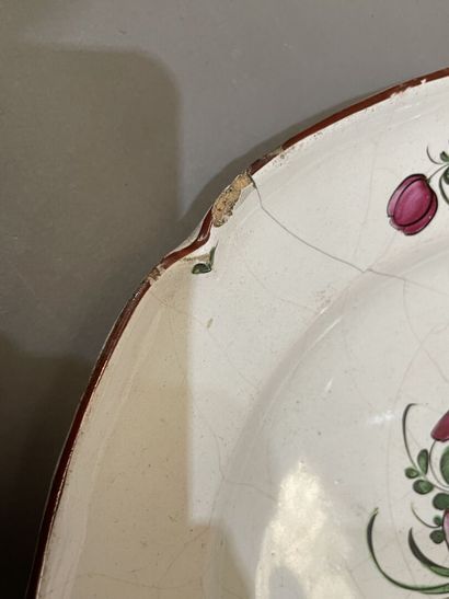 Quatre assiettes en faïence à décor de roses....