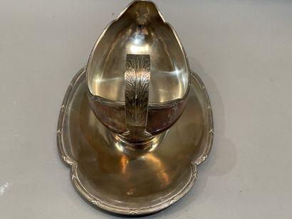 Saucière à plateau adhérent en argent. 
16...