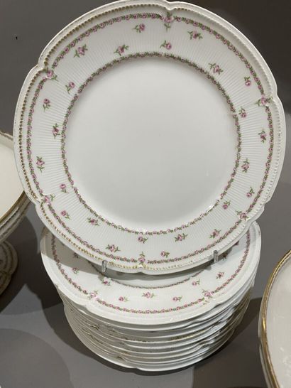 Partie de service de table en porcelaine...