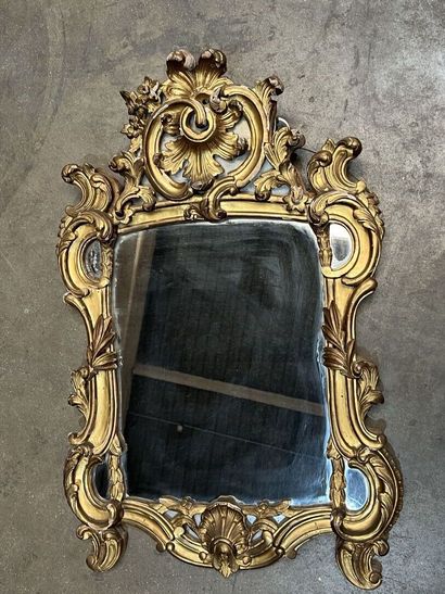 Miroir à parecloses en bois sculpté et doré...