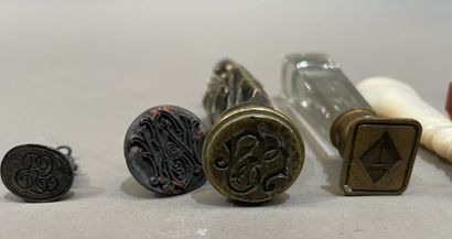 Lot de cachets en pierre dure, nacre, bronze...