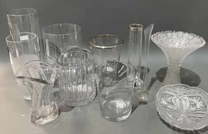 Lot de vases et coupes en cristal et verre...