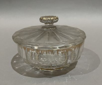 Bonbonnière en verre à décor peignér or....