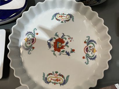 Lot de céramiques : plat en barbotine, cache-pots,...