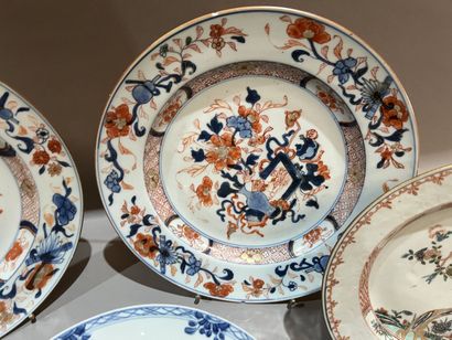 Deux assiettes en porcelaine émaillé Imari....