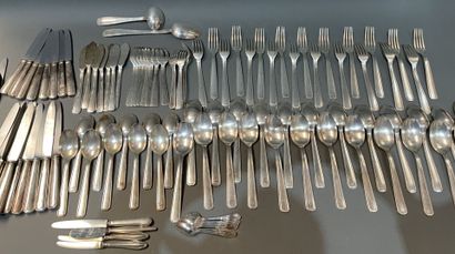 Partie de ménagère de couverts en métal argenté,...