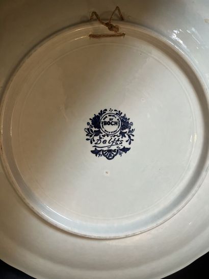 Lot d'assiettes dépareillées certaines accidentées...