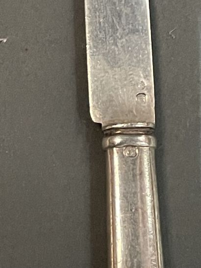 Douze couverts en argent modèle uniplat,
cinq...