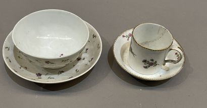 Tasse et sa sous tasse en porcelaine de Paris...